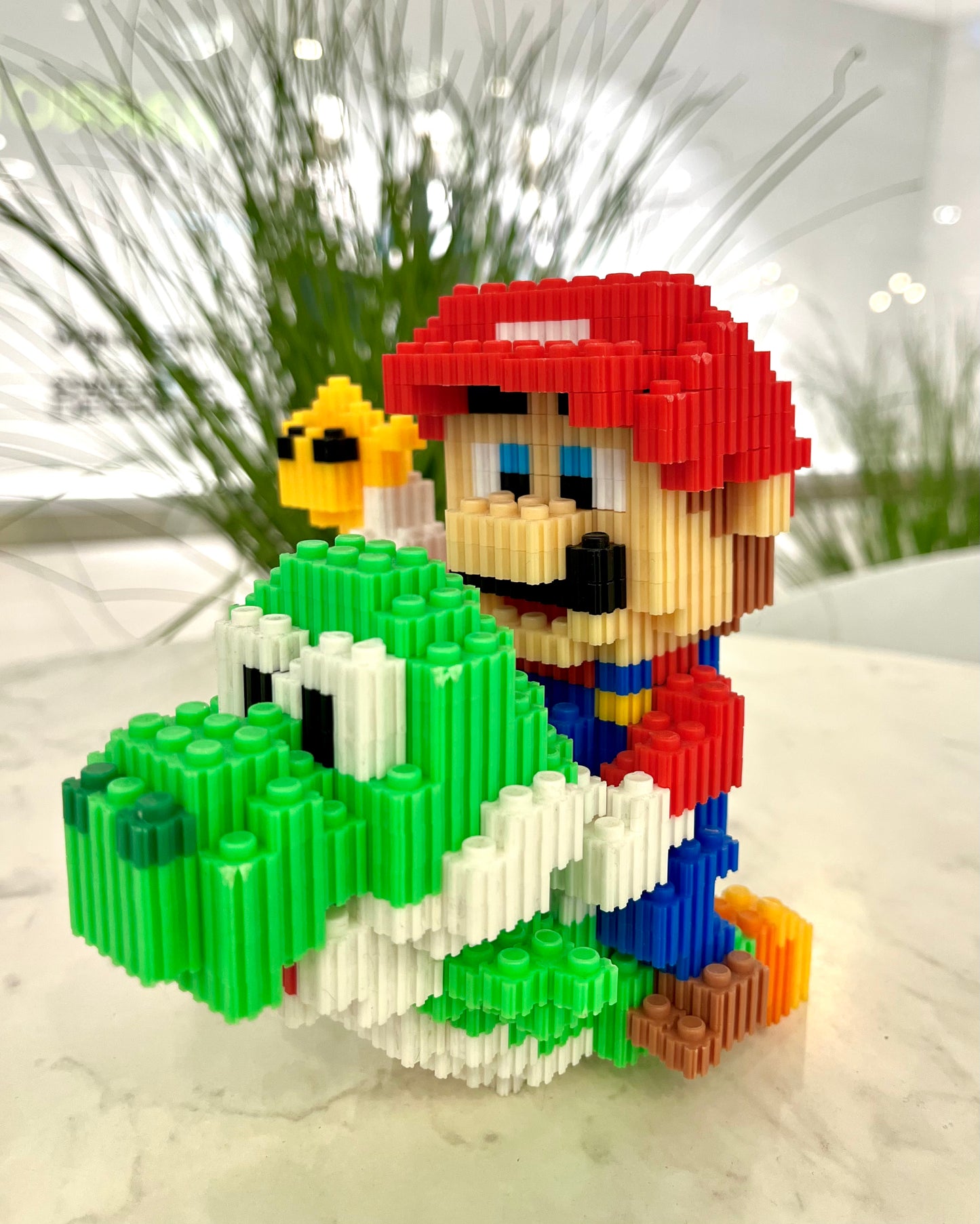 Figura pixel armable de Mario sobre Yoshi de Super Mario