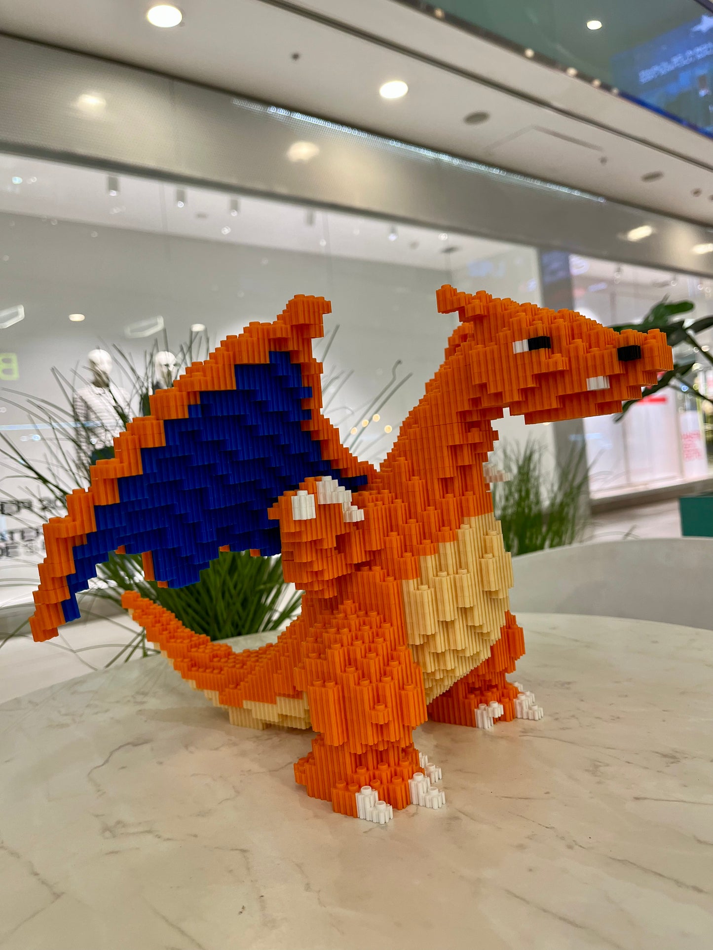 Figura pixel armable de Charizard gigante de Pokémon