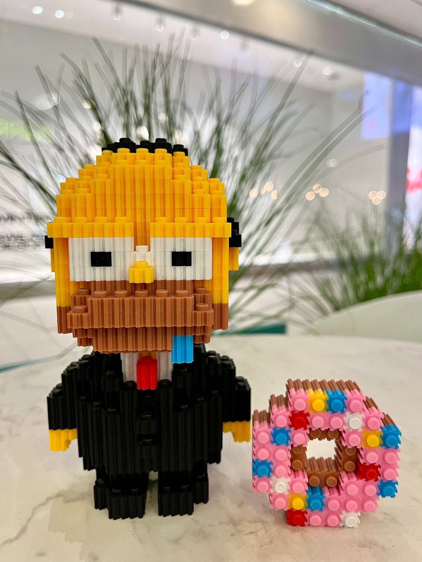 Figura pixel armable de Homero con donut de Los Simpson