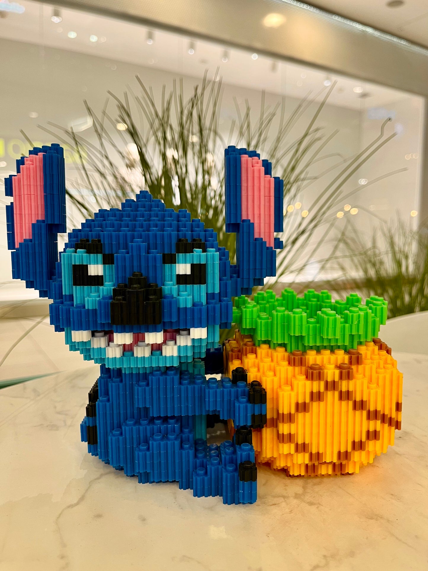 Figura pixel armable de Stitch con piña de Lilo & Stitch