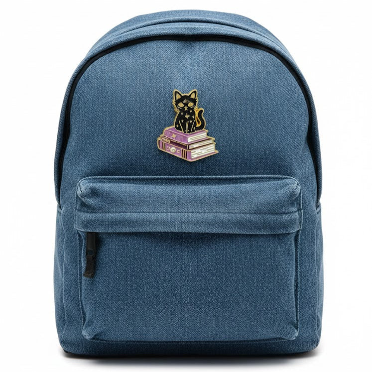 Pin Gato Mágico con Libros de Hechicería