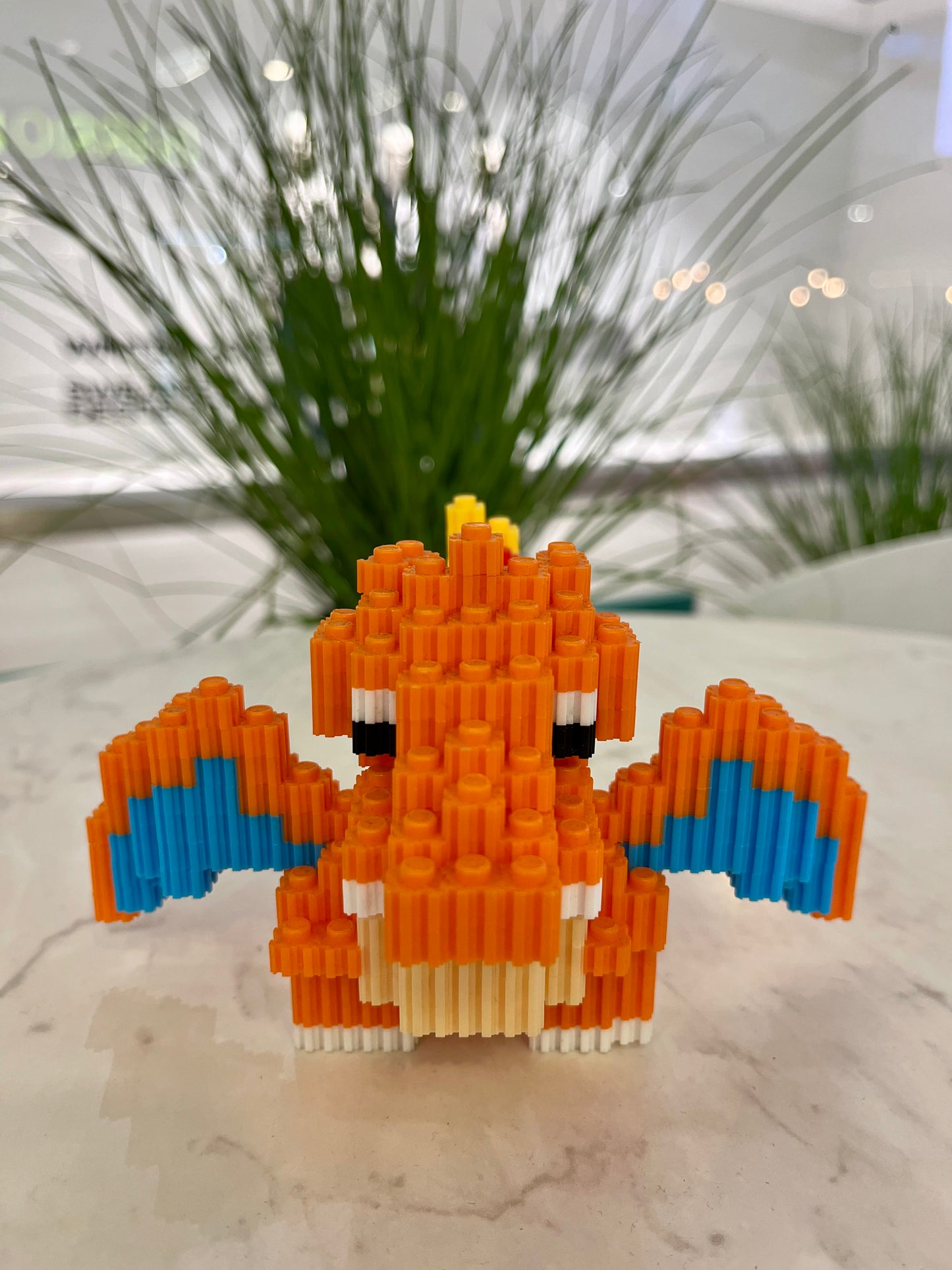 Figura pixel armable de Charizard de Pokémon