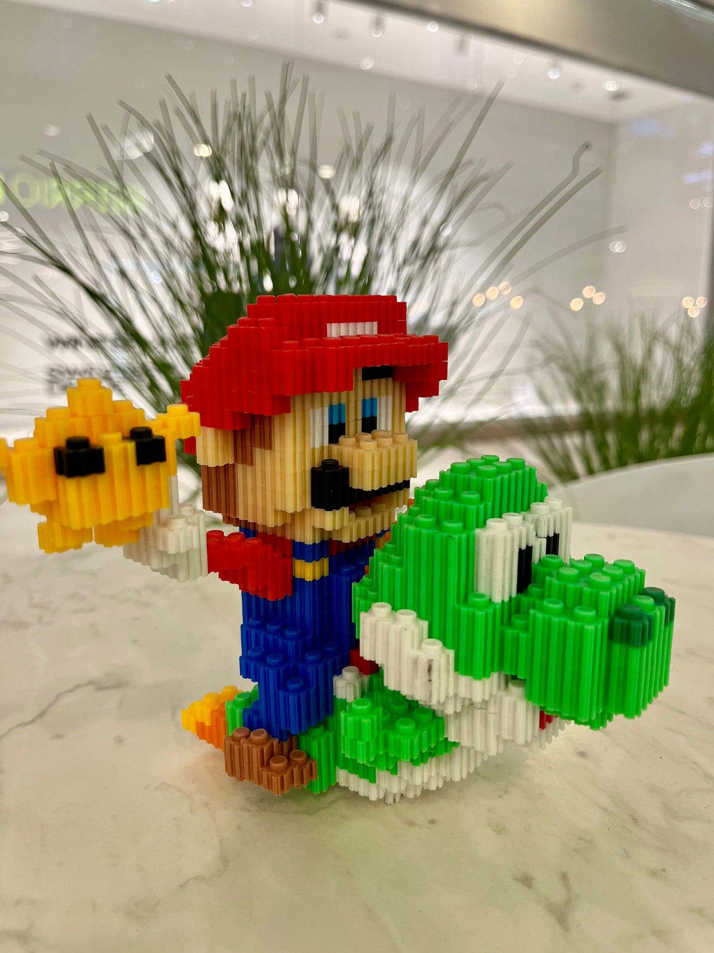 Figura pixel armable de Mario sobre Yoshi de Super Mario