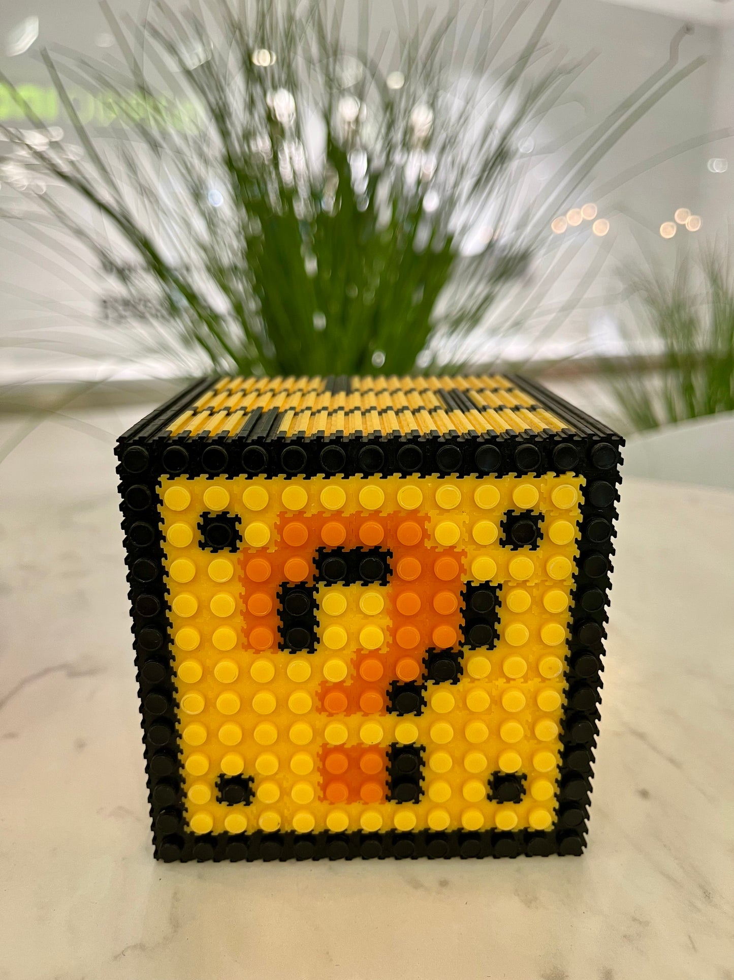 Figura pixel armable del cubo amarillocon signo de interrogación de Super Mario Bros