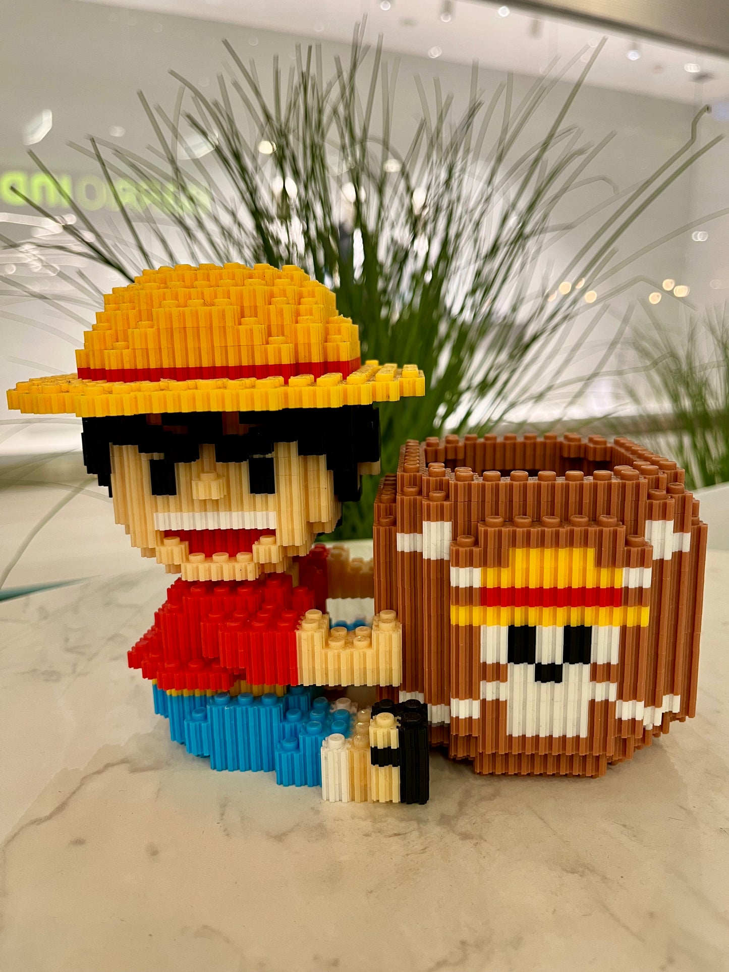Figura pixel armable de Luffy con barril de One Piece