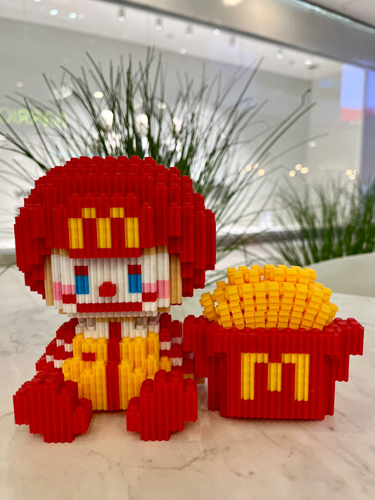 Figura pixel armable de Ronald McDonald con papas fritas de McDonald’s